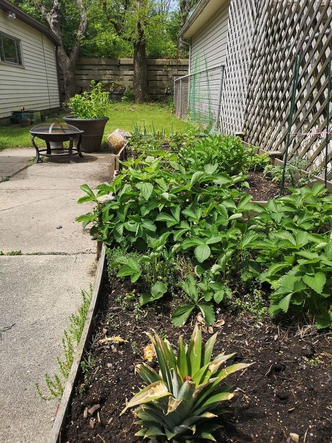 Building Photo - 4122 N Kolmar Ave