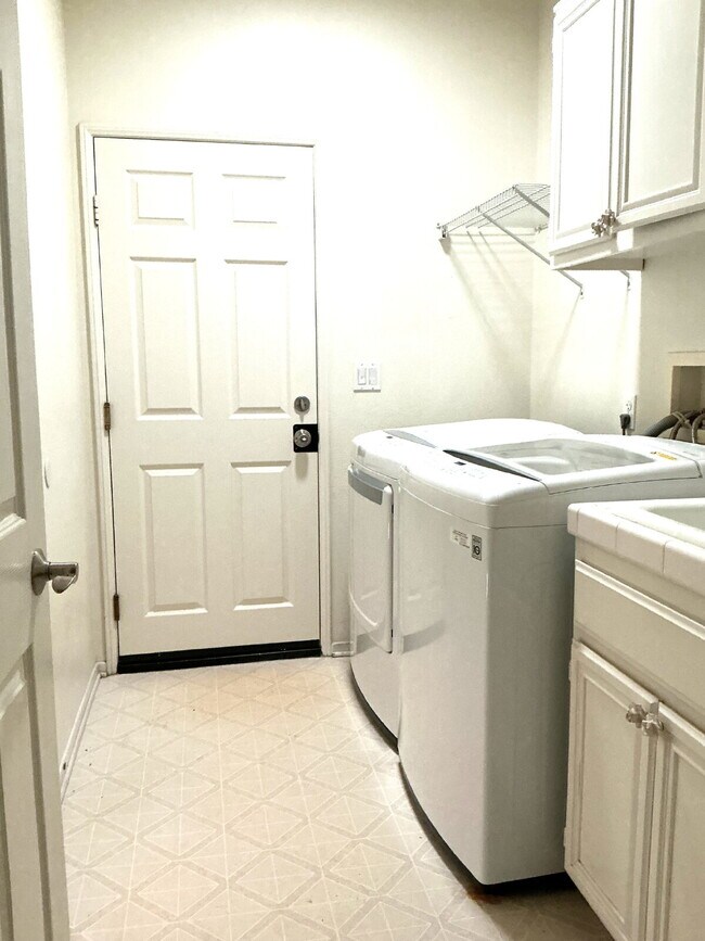 Building Photo - Beautiful 5 Bedroom Home in Desirable Stoney Mountain Ranch – Now Available!