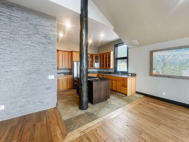 Building Photo - Views, Luxury, Space, Deck, Fireplaces, 4 ...