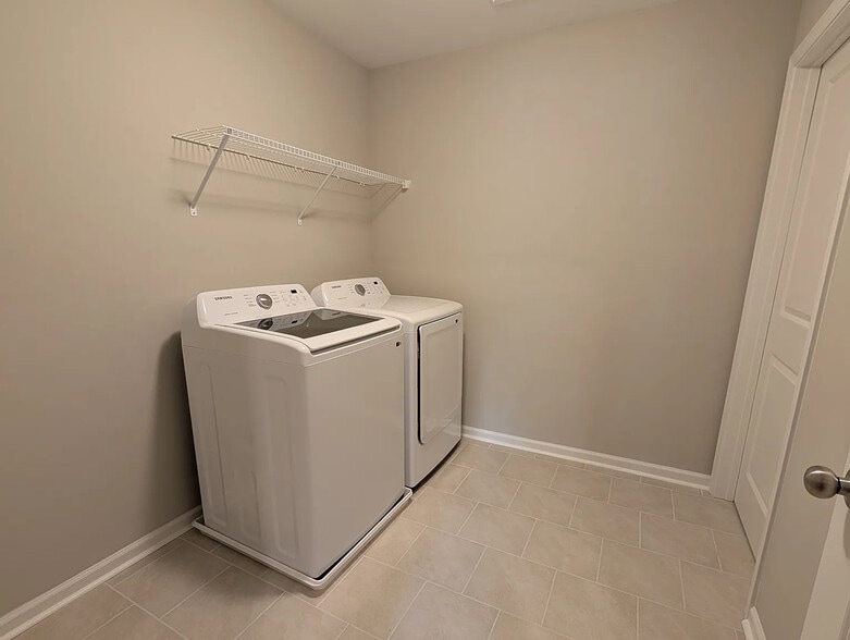 Building Photo - Room in Townhome on Reeves St