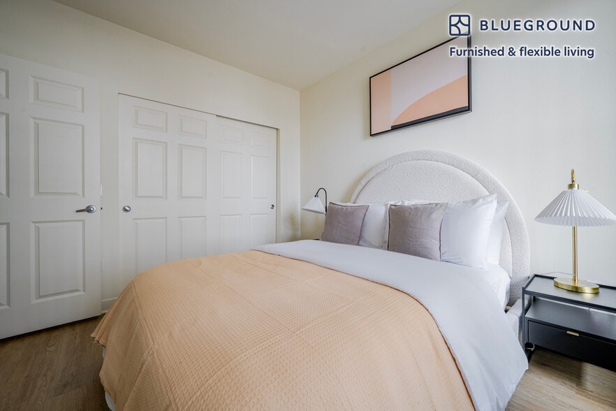 Building Photo - 11000 NE 10th St