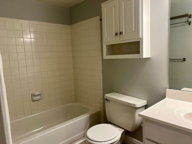 Building Photo - 2 Bedroom 2 Bathroom Aurora Condo!