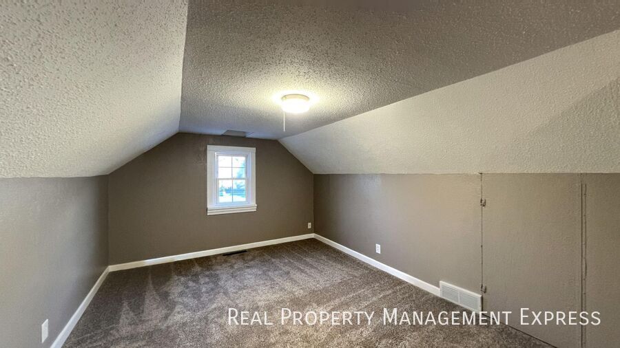 Building Photo - 3 Bedroom 1 Bathroom Single Family Home ne...