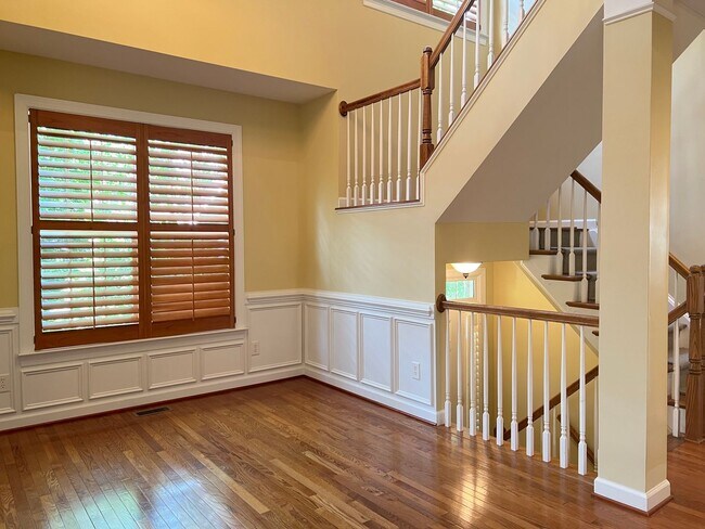Building Photo - Spacious 3 Bed | 3.5 Bath End Unit Townhom...