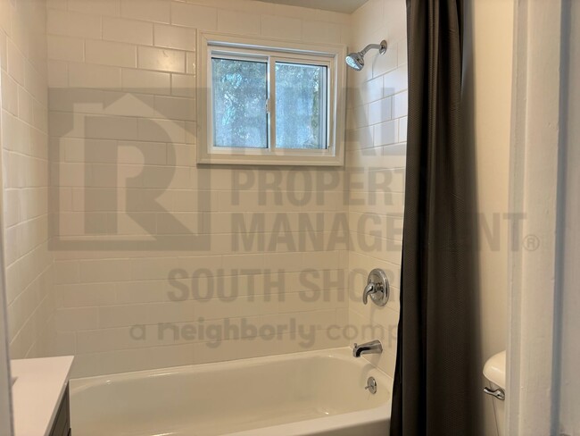 Building Photo - Remodeled 2bed/1bath: Where Charm Meets Chic