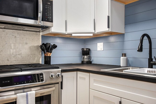 Building Photo - 37 Gold Ave NW