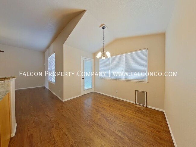 Building Photo - 6070 San Mateo Dr