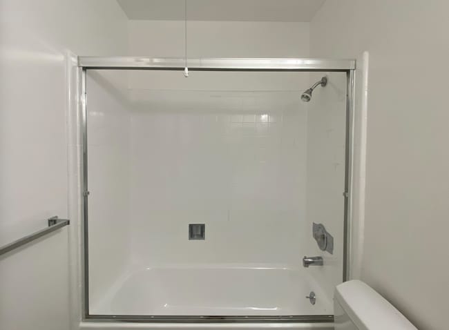 Building Photo - HUGE Stunning Remodeled 1BR/1BA Flat! Parking! -PROGRESSIVE