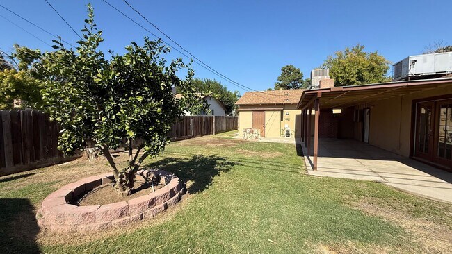 Building Photo - ***JUST REDUCED!!!*** 5-Bedroom Family Home with Large Yard & Prime Location in Visalia