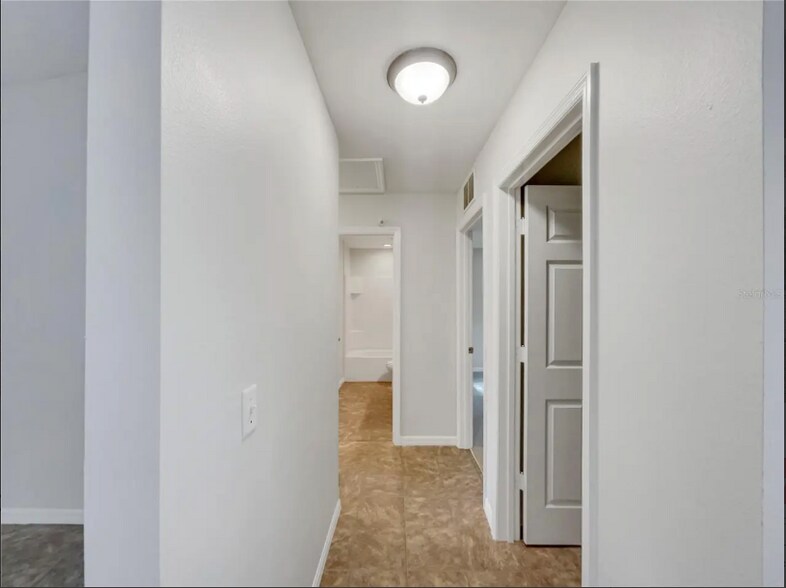 Building Photo - 1304 E Carolina Ave