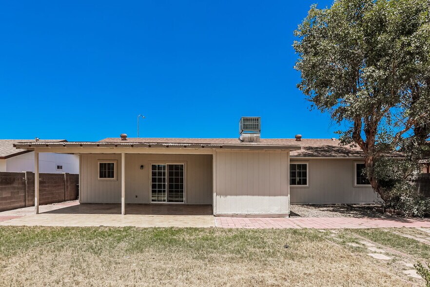 Building Photo - 2915 E Dolphin Ave