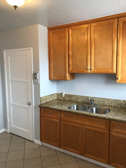 Downstairs Unit - 1934 W 35th St