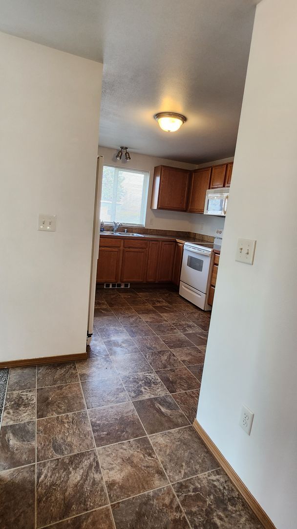 Building Photo - 2 bed 1 bath home in the country with park...