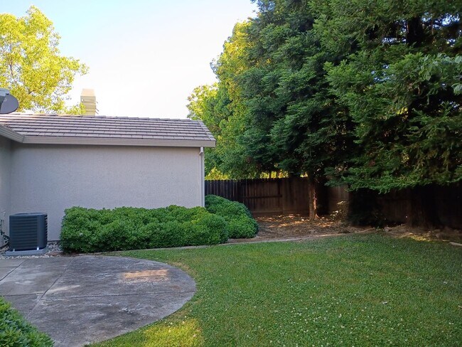 Building Photo - 549 Cascade Dr