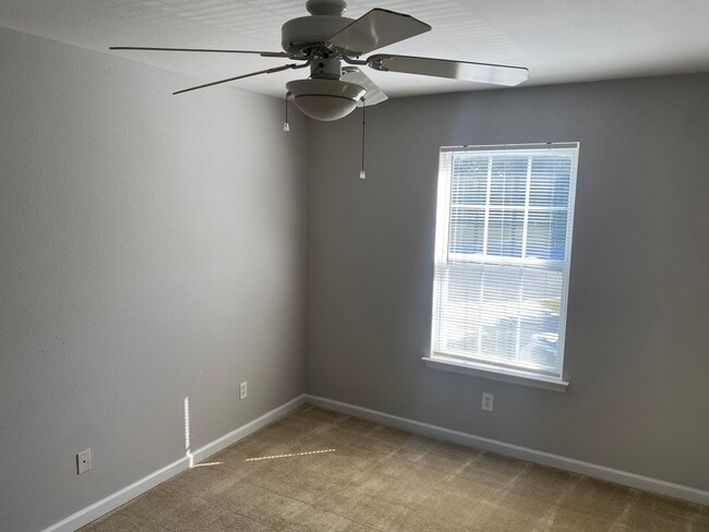 Building Photo - Beautiful 3 Bedroom 3 Bath