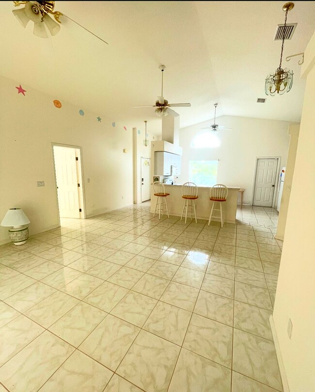 Building Photo - Charming 3-Bedroom Home in Beautiful Palm ...