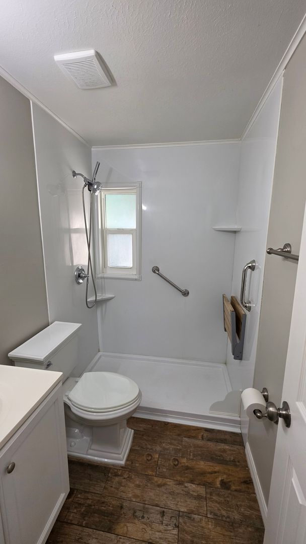 Building Photo - 2 bed 1 bath just remodeled