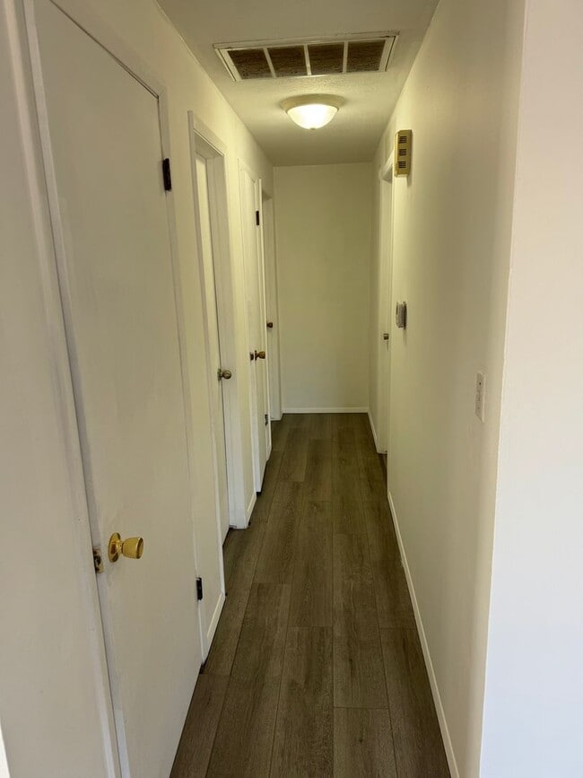 Building Photo - 2 Bedroom | 1.5 Bath | Located in Springfield!