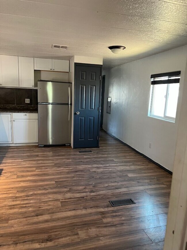 Building Photo - Cozy 2 Bedroom