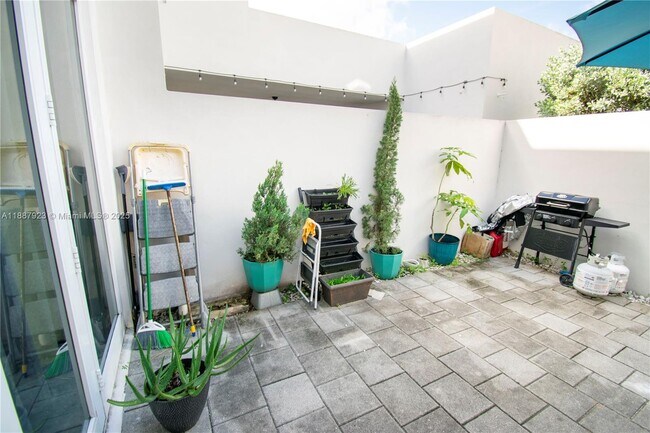 Building Photo - 6320 NW 104th Path