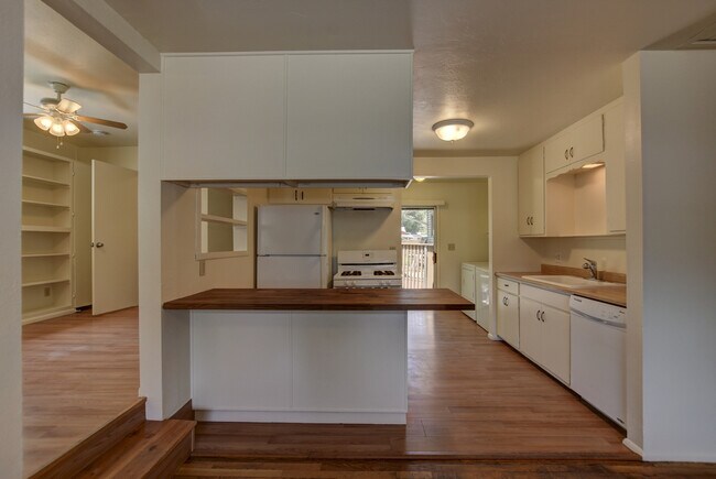 Building Photo - 806 Campbell St