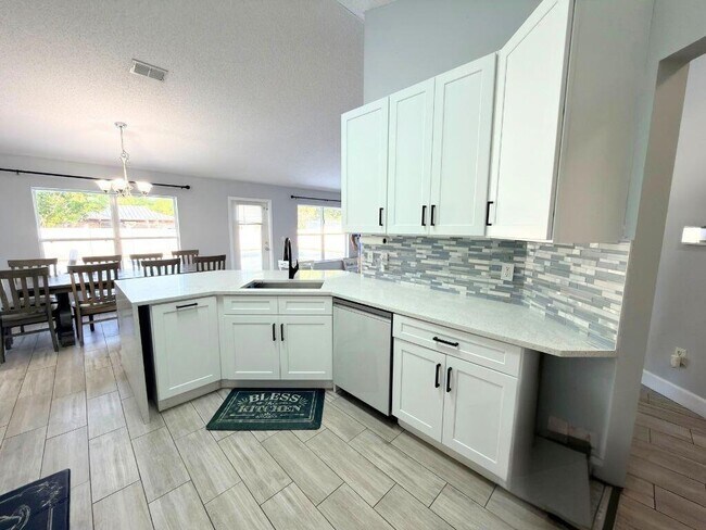 Building Photo - 517 NW Sherbrooke Ave