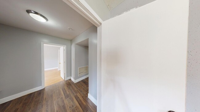 Building Photo - 3BR/1BA HOUSE - Riverview Area  **HALF OFF...