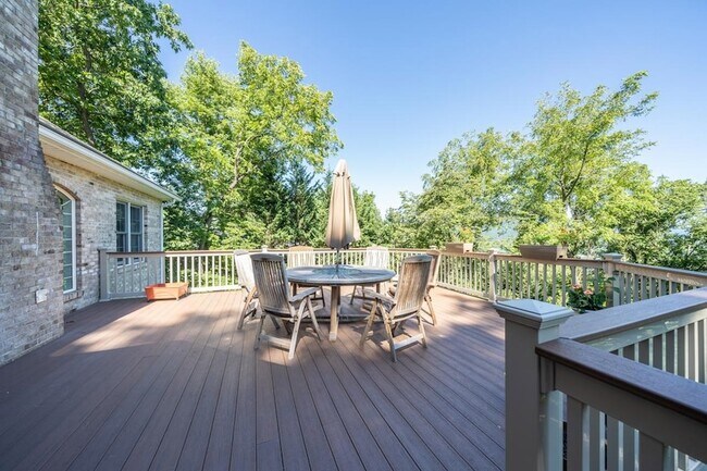 Building Photo - 285 Steeplechase Dr