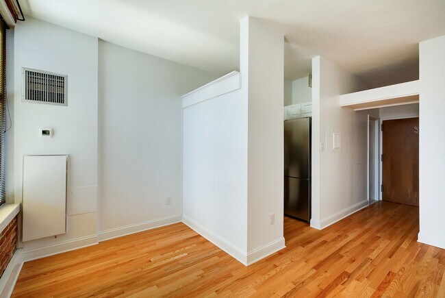 Building Photo - Heart of Dupont Move-in Ready Studio at the Historic Cairo Condominium! Utilities Included!