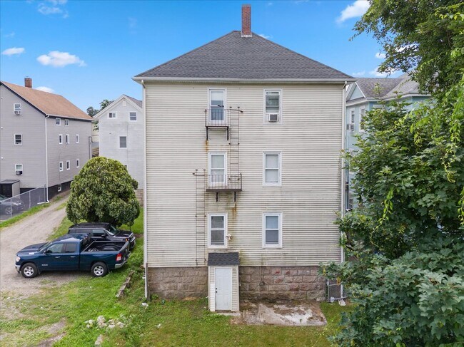 Building Photo - 646 Birch St