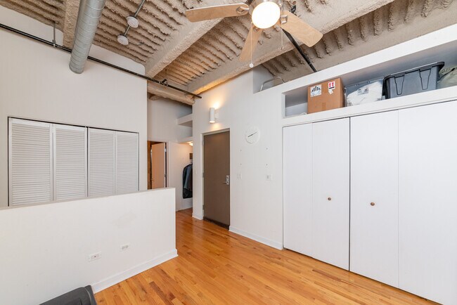 Building Photo - 2545 S Dearborn St