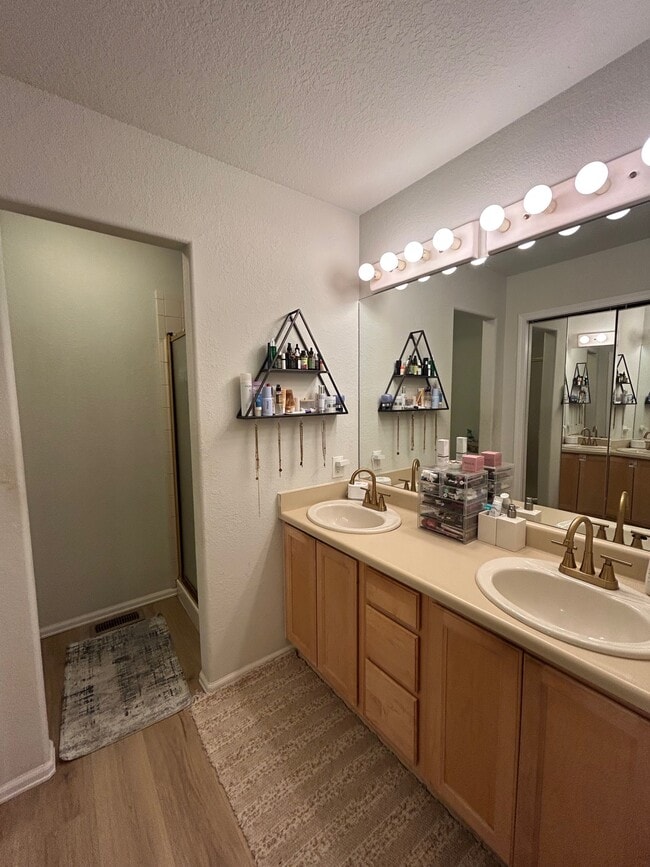 Building Photo - 1347 E Parkway Dr