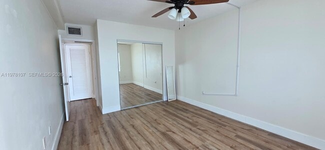 Building Photo - 400 Kings Point Dr