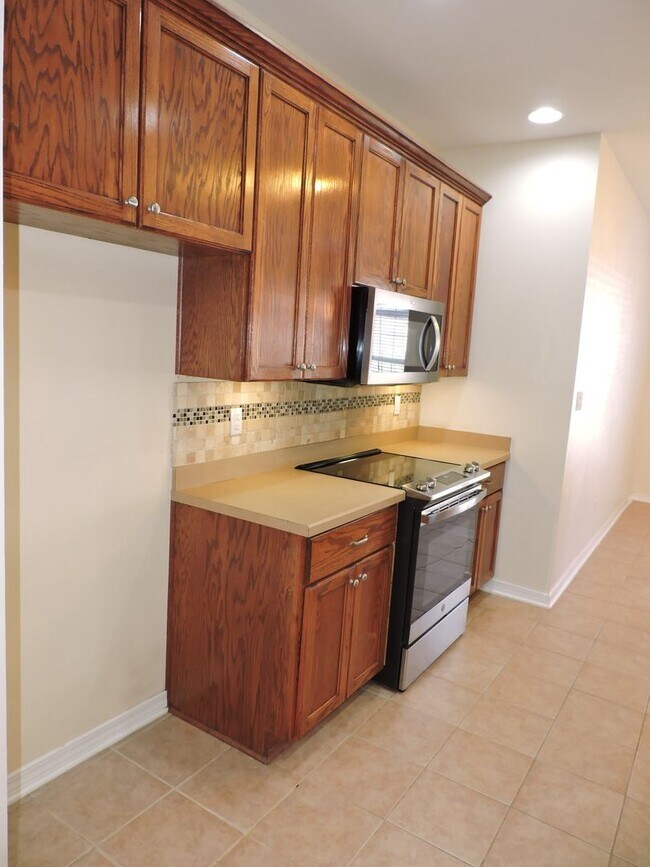 Building Photo - Just minutes to NAS Pensacola & Perdido Key