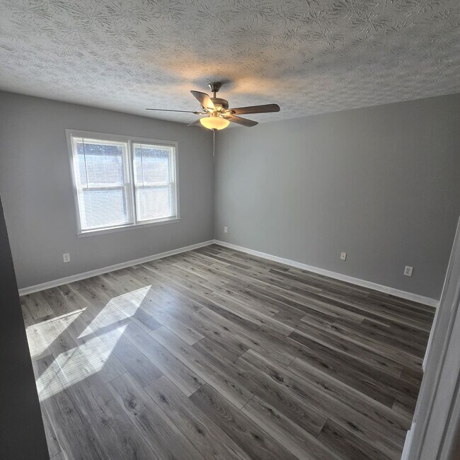 Building Photo - @ Bedroom Townhome conveniently located near the interstate, hospital, airport, entertainment and...