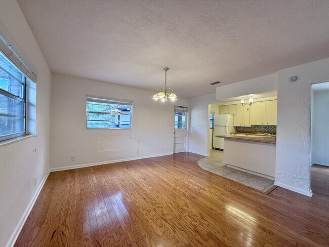 Building Photo - 1502 W Country Club Dr