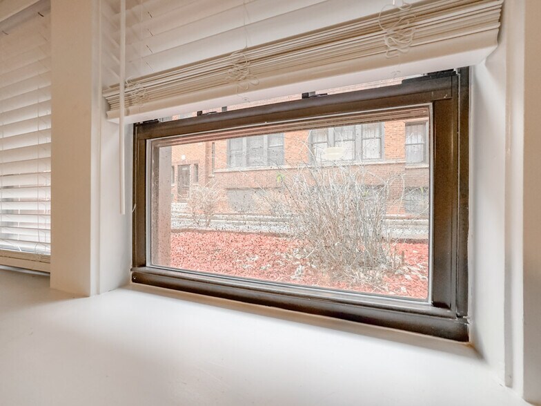 Building Photo - 4416 N Wolcott Ave