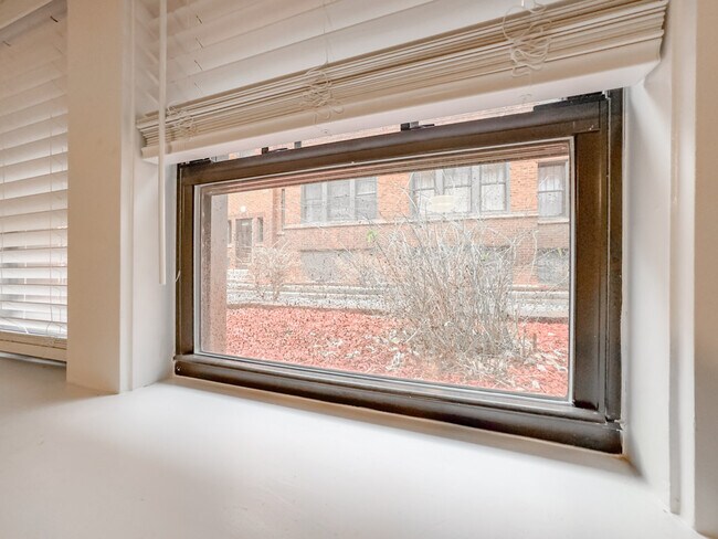 Building Photo - 4416 N Wolcott Ave