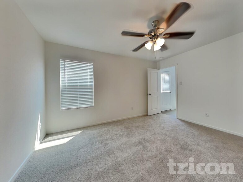 Building Photo - 827 Ponderosa Ln