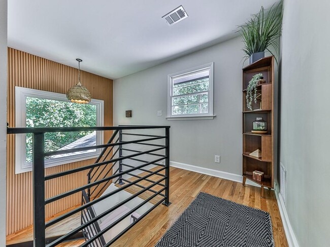 Building Photo - 120 Huntcliff Point NE