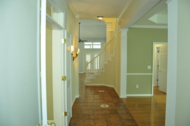 Building Photo - 607 Nadina Pl