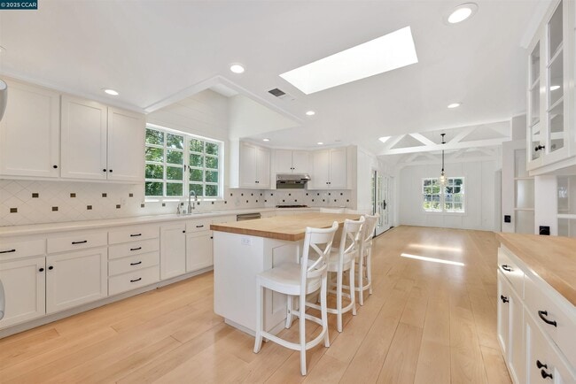 Building Photo - 772 John Way