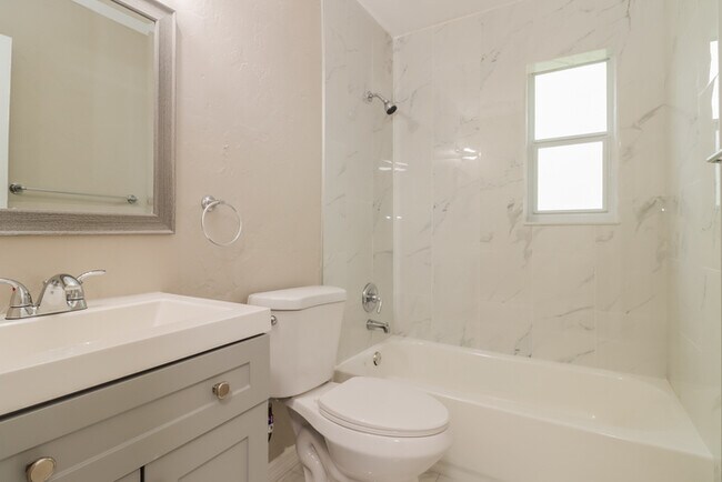 Building Photo - 2145 25th Ave N