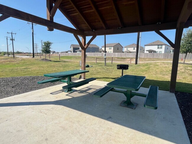 Building Photo - Spacious 4 Bedroom ~ Convenient to JBSA Ra...