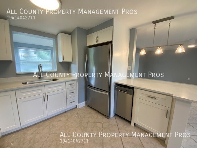 Building Photo - 5425 San Jose Dr