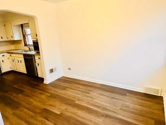 Building Photo - 7724 W Birchwood Ave