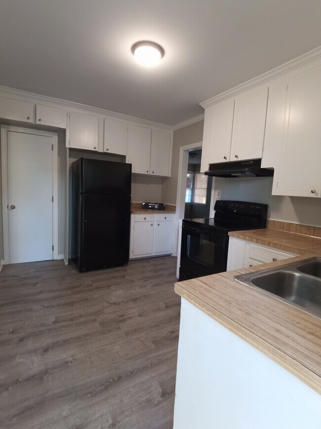 Building Photo - 109 Tanglewood Dr