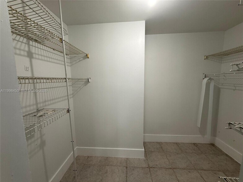 Building Photo - 155 Lakeview Dr