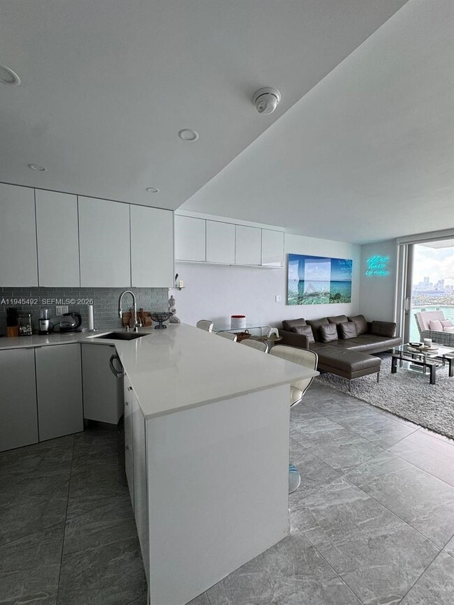 Building Photo - 1000 West Ave