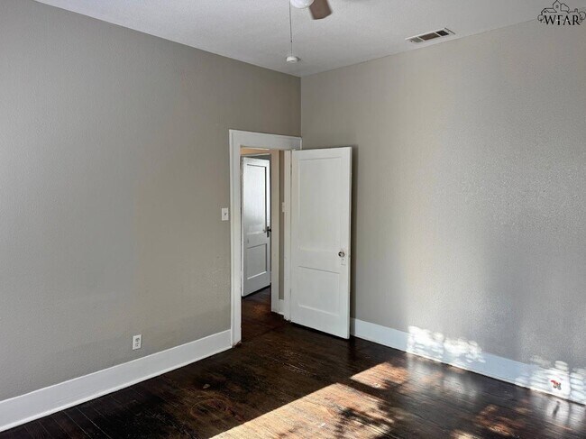 Building Photo - 1916 7th St